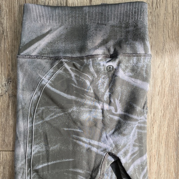 LULULEMON WUNDER TRAIN GREY WASH LEGGINGS - Picture 2 of 3